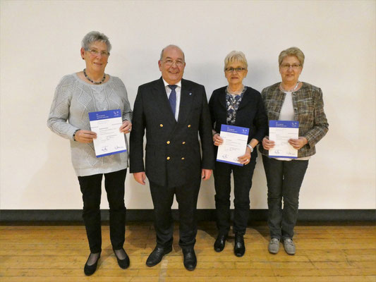 Das Frauenteam der Geest-Bouler mit dem Kreispräsidenten Heinz Maurus!