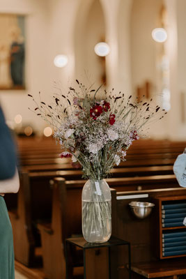 Blumendekoration für die Kirche