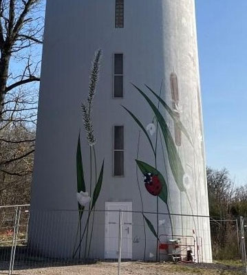 photo d'une fresque sur un château d'eau, Coron, Blainville-sur-l'Eau (peinture, art , artiste, street art, trompe l'oeil, fresque murale, peinture monumentale, grand format...)