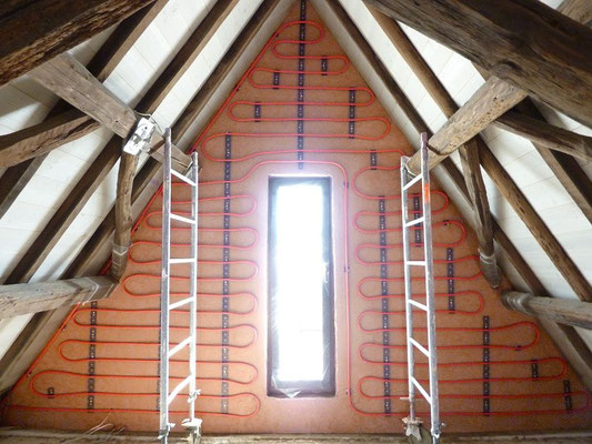Fachwerkhaus Dachausbau mit Wandheizung - Montage WEM Klimarohr auf Holzfaserdämmplatten am Giebel 