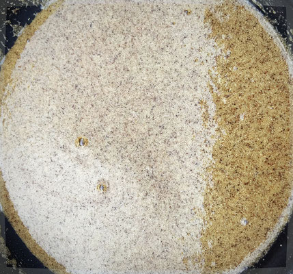 Mélange de semoule de millet grillée et de miel pour une tamina algérienne sans gluten