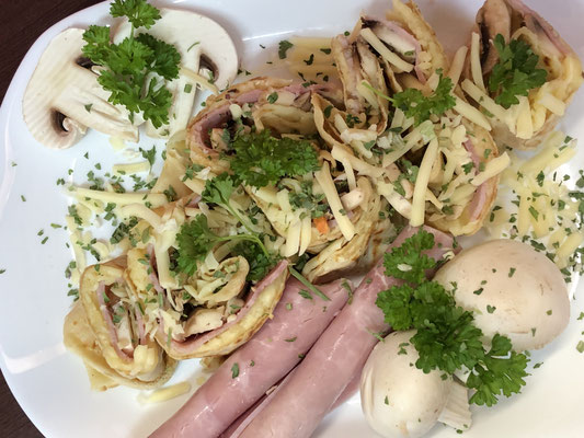 Crêpe mit Gouda und Schinken und frischen Champignons