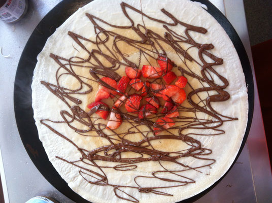 Crêpe mit frischen Erdbeeren und Nutella