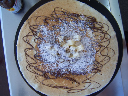 Crêpe mit Ananas und Nutella und Kokos