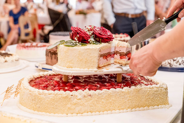 Ammersee Hochzeit Apricot Sektempfang Tortenanschnitt