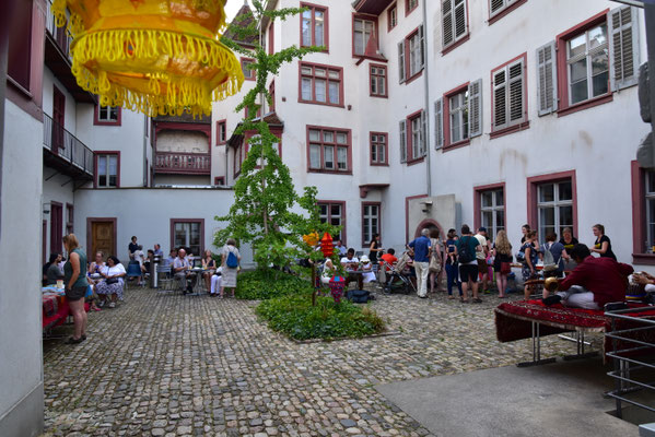 Sommerfest im Innenhof des Deutschen Seminars der Uni Basel