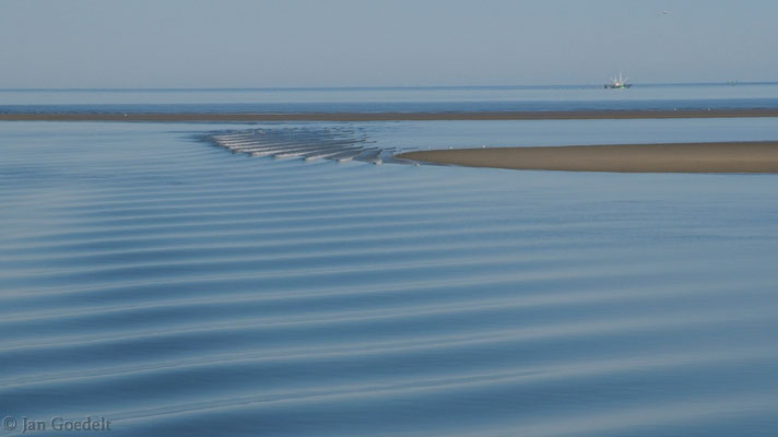 Wellen vor Sandbänken im Schleswig-Holsteinischen Wattenmeer