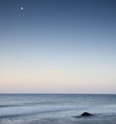 Mond vs. Fels in der Ostsee