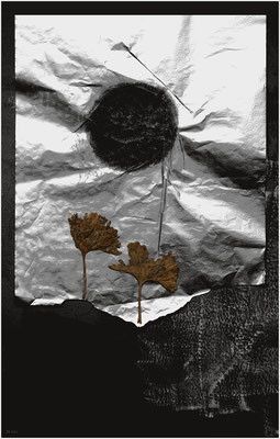 black sun (Collage: Alufolie, Acryl auf Papier, Beton, Ginkoblätter, digital überarbeitet)