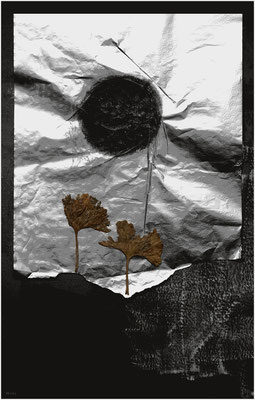 black sun (Collage: Alufolie, Acryl auf Papier, Beton, Ginkoblätter, digital überarbeitet)