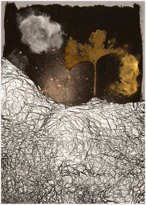 nächtlich (ungeklebte Collage aus Alufolie, Ginkoblatt, Dispersion, Acryl, Sprühlack auf Papier, ca. DIN A3)