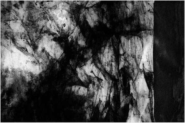 Im Zwielicht werden Schatten lebendig. (Gießbeton auf Stoff, ca. 35 x 25 cm, leicht digital überarbeitet)