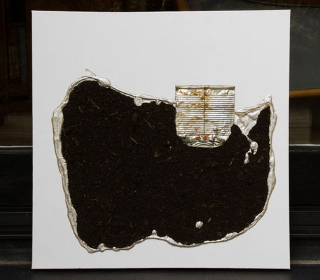 Anthropozän (Dispersionsfarbe, Blumenerde, Müll, Aquarell metallic auf Leinwand, 50 x 50 x 3,5 cm)