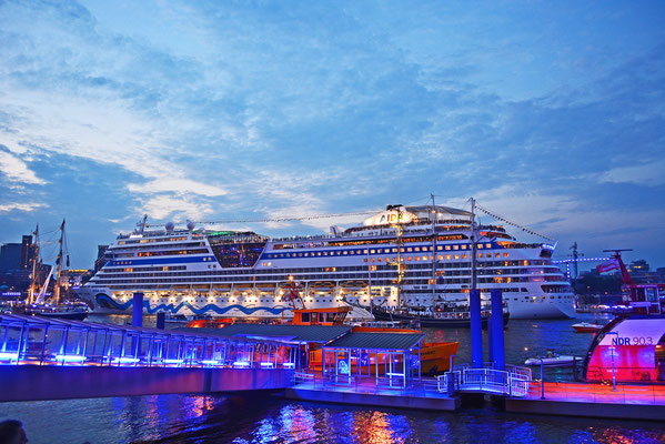 AIDAstella zur Auslaufparade bei den Hamburg Cruise Days am 02.08.2014