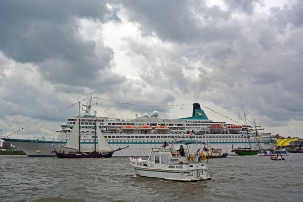 MS ALBATROS läuft in die HafenCity ein, Yacht Pedro 