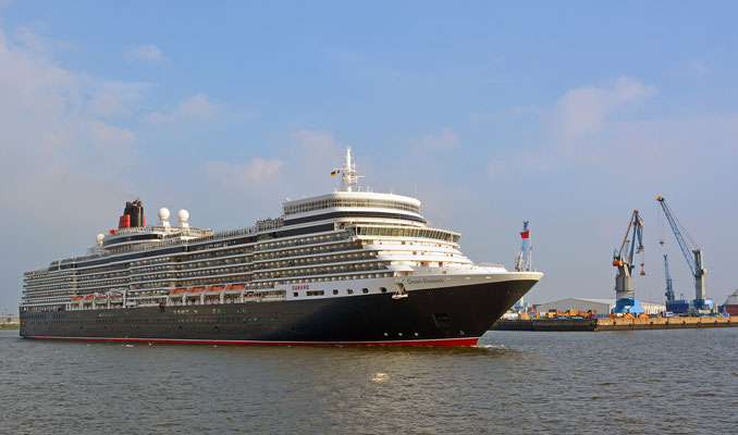 Queen Elizabeth läuft in der HafenCity aus am 11.08.2015.