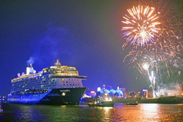 Mein Schiff 4 zu den Hamburg Cruise Days am 12.09.2015