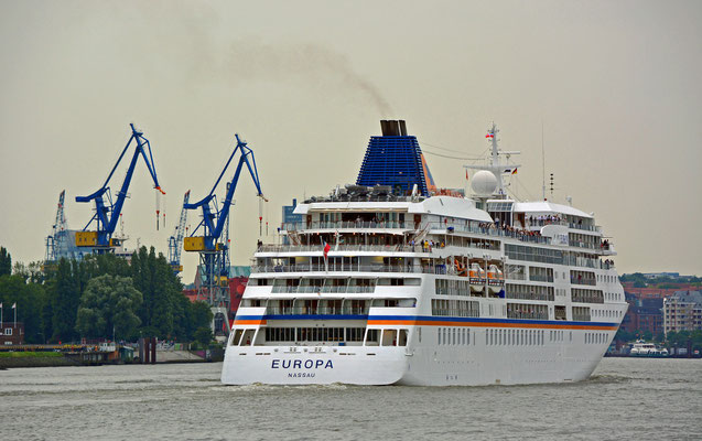 MS EUROPA läuft am 17.08.2015 in der HafenCity aus.