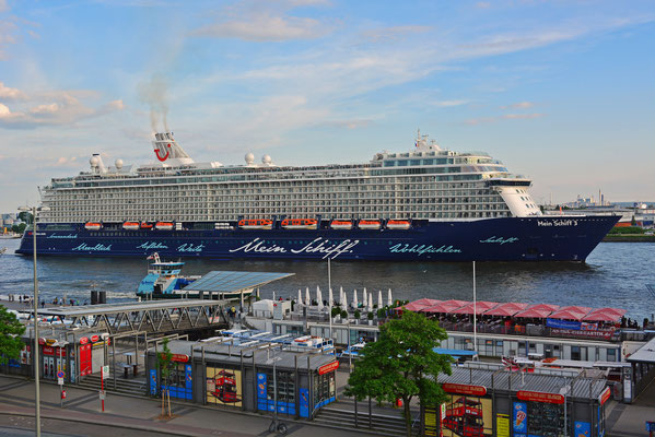 Mein Schiff 3 nach dem Erstanlauf in Hamburg passiert die St. Pauli Landungsbrücken am 02.06.2014
