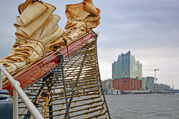 HafenCity - 82 (Blick von der OOSTERSCHELDE auf die Elbphilarmonie)