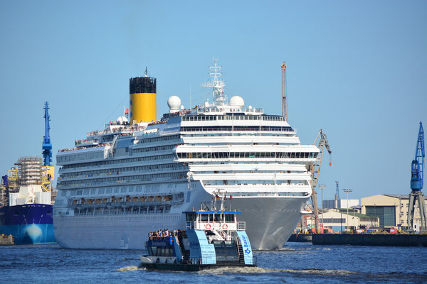 COSTA PACIFICA bei der Hafenausfahrt am 21.07.2013