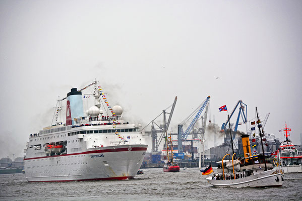 MS DEUTSCHLAND, vorweg die SCHAARHÖRN