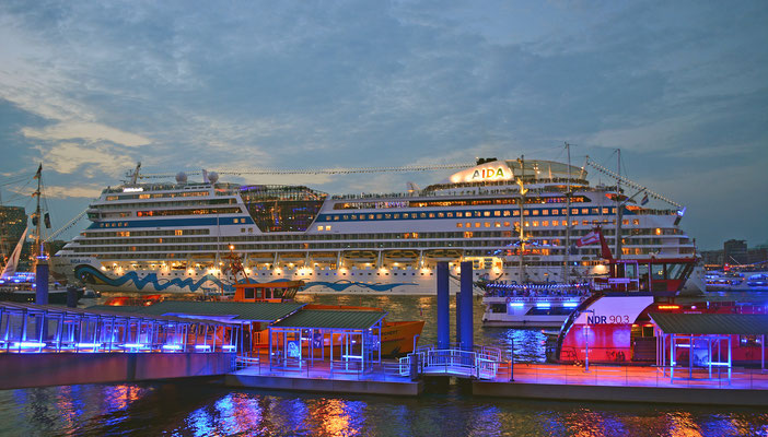 AIDAstella zur Auslaufparade bei den Hamburg Cruise Days am 02.08.2014