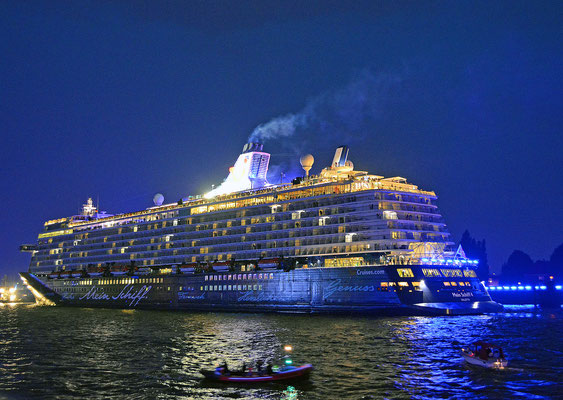 Mein Schiff 4 zu den Hamburg Cruise Days am 12.09.2015
