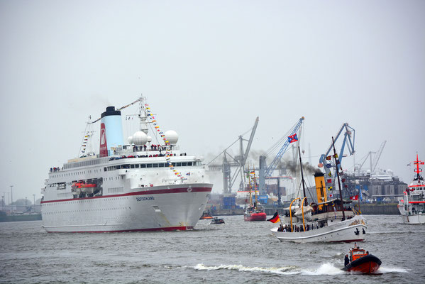 MS DEUTSCHLAND, vorweg die SCHAARHÖRN