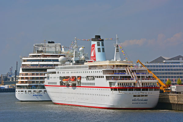 MS DEUTSCHLAND mit AIDAstella zu den Hamburg Cruise Days am HCC HafenCity am 2.8.2014