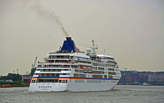 MS EUROPA läuft am 17.08.2015 in der HafenCity aus.