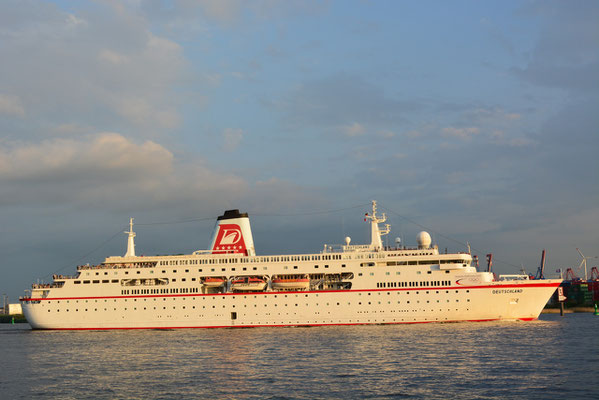 MS DEUTSCHLAND beim Auslaufen aus dem Hamburger Hafen am 31.05.2013