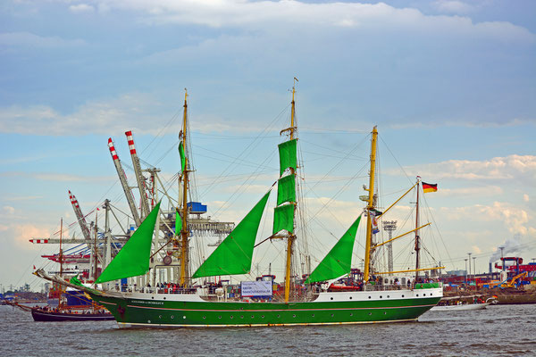 ALEXANDER VON HUMBOLDT II zur Einlaufparade beim 826.Hamburger Hafengeburtstag am 08.05.2015