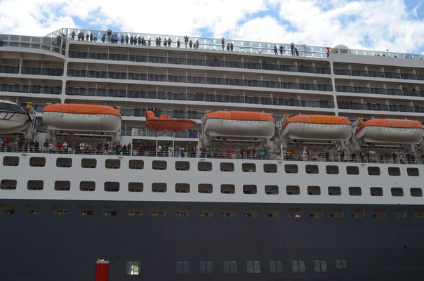 Einlaufen der Queen Mary 2 zum 823.Hamburger Hafen Geburtstag am 13.05.2012