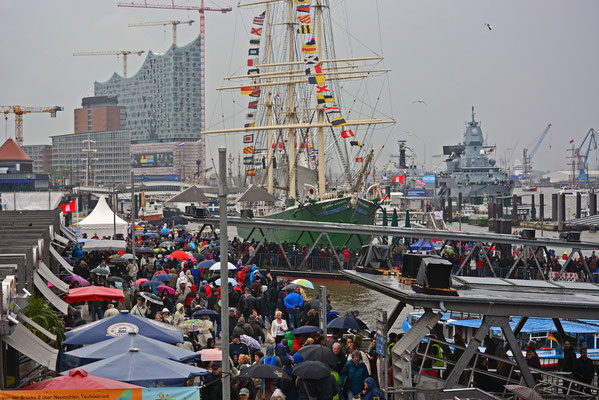 Besucherandrang an den Landungsbrücken. Der 825.Hamburger Hafengeburtstag wurde von Starkregen,Regen,Gewitter und einer teilweisen steifen Brise begleitet.