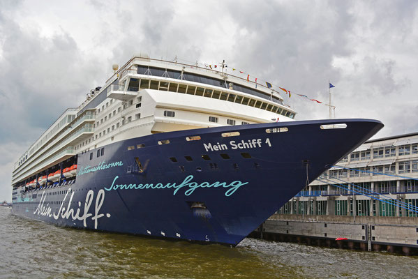 Mein Schiff 1 am HCC Altona