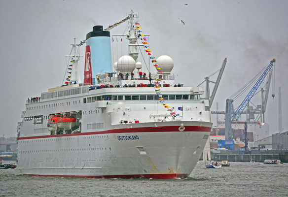 MS DEUTSCHLAND beim 825.Hamburger Hafengeburtstag am 10.05.2014