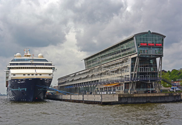 Mein Schiff 1 am HCC Altona zum 825.Hamburger Hafengeburtstag am 10.05.2014