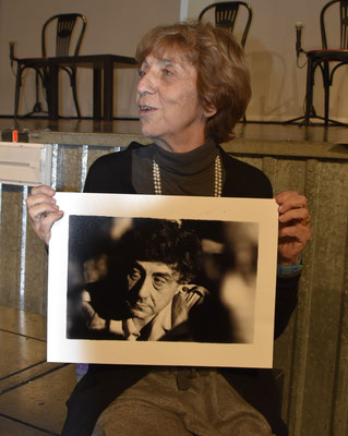 Alberta Basaglia con la foto di Franco Basaglia utilizzata per il francobollo commemorativo.