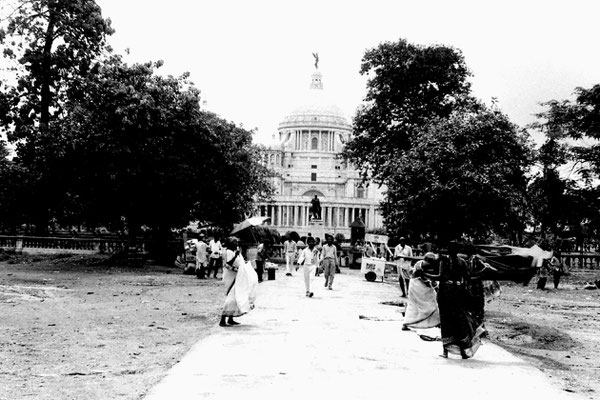 13/5/1990: 6: Calcutta women drying saris in front of Victoria Memorial