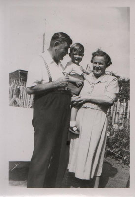 JGML collection: Fred, Billy, Maud in their garden Bromley