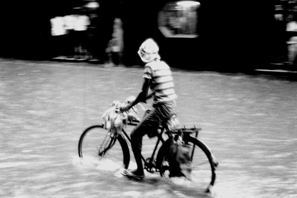 14/5/1990: 10: Calcutta monsoon flooding near our hotel