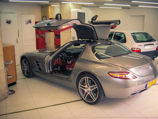 Mercedes SLS AMG pose HIFI