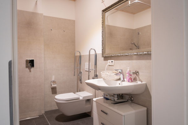 Behindertengerechtes und barrierefreies Badezimmer im Alb Appartement auf der schwäbischen Alb - Ihre Hotelalternative zwischen Bodensee, Allgäu und Schwarzwald für Wanderurlaub, Geschäftsreise oder Longstay