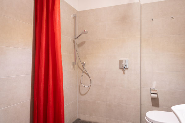 Behindertengerechtes und barrierefreies Badezimmer im Alb Appartement auf der schwäbischen Alb - Ihre Hotelalternative zwischen Bodensee, Allgäu und Schwarzwald für Wanderurlaub, Geschäftsreise oder Longstay