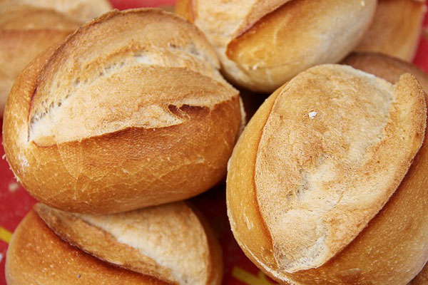 Frühstücksbrötchen montags bis samstags: Selbstgemachte Frühstücksbrötchen (Mehrkorn- und Weizenbrötchen, je 60 Cent) gibt’s für unsere Gäste (außer sonntags) jeden Tag frisch. Für einen guten Start im Appartement. Einfach bei Buchung unter „Wünsche“, ode