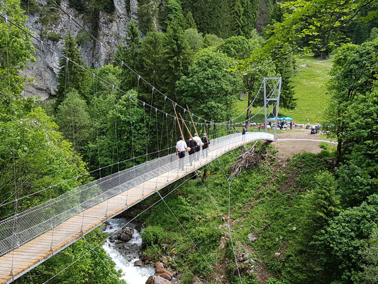 Hängebrücke Schlappintobel mit 'Hörner'