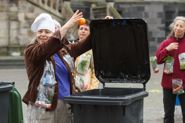 Straßentheater 'Ab in die Tonne'  Aachen 2014