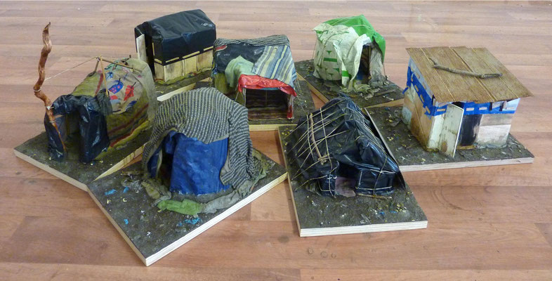 Save House<br />2019<br />Holz, Plastik, Sand, Acrylfarbe<br />  je ca. 16 cm x 25 cm x 35cm