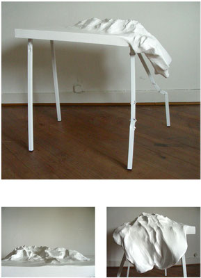 Bergrutsch<br />2009<br />Papiermaché, Hasendraht, Styropor, Holz, Metall, Acryllack<br />80 cm x 56,5 cm x 85 cm